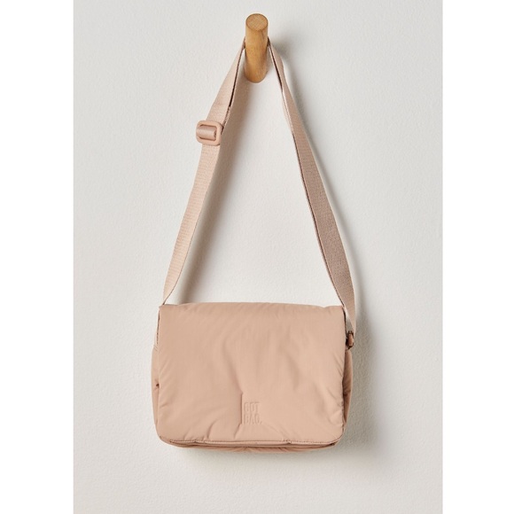 Free People Handbags - EUC Free People GOT Cloud Crossbody Bag Beige Sandbar